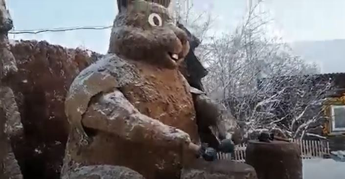 В России слепили символ следующего года — Кролика из навоза: он играет на барабанах, фото, видео