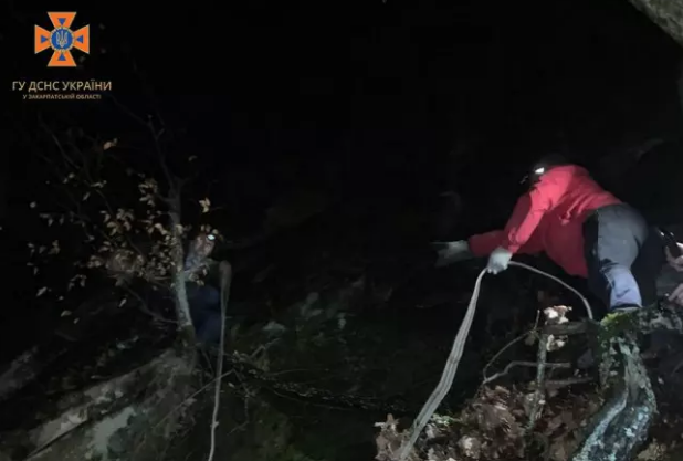 Сорвался с каменистой местности: на Закарпатье спасли туриста