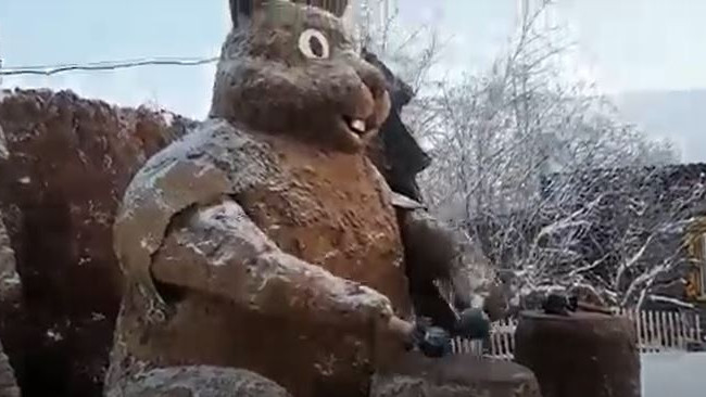 В России слепили символ следующего года — Кролика из навоза: он играет на барабанах, фото, видео