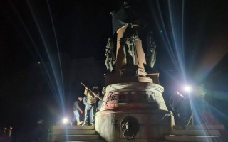 В Одесі демонтували пам'ятники Катерині II та Суворову, відео