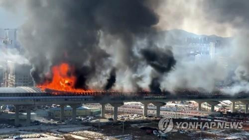 В шумозащитном тоннеле к югу от Сеула произошел масштабный пожар: много пострадавших, есть погибшие