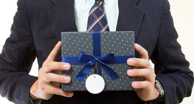 НАЗК нагадує правила та обмеження щодо отримання подарунків чиновниками