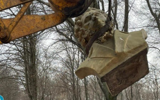 У Краматорську демонтували погруддя Пушкіна, фото