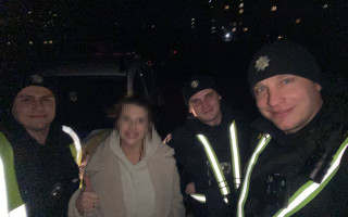В Києві правоохоронці допомогли вагітній жінці, яка застрягла у ліфті під час вимкнення світла