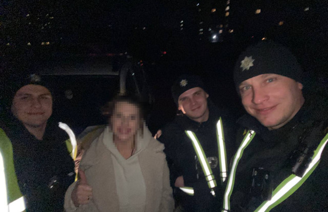 В Киеве правоохранители помогли беременной женщине, застрявшей в лифте во время отключения света