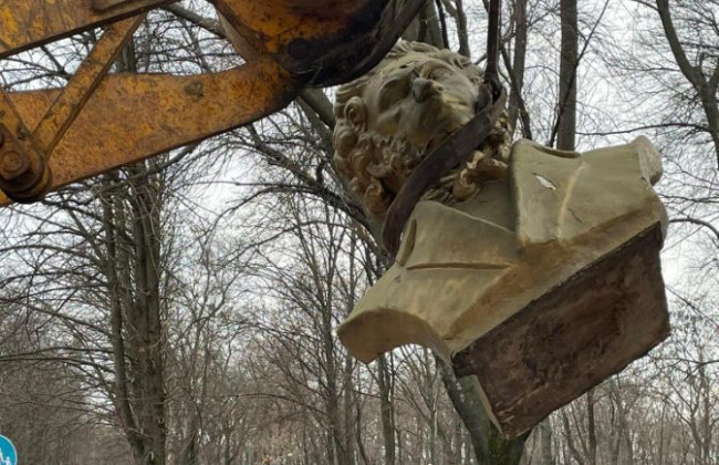 В Краматорске демонтировали бюст Пушкина, фото