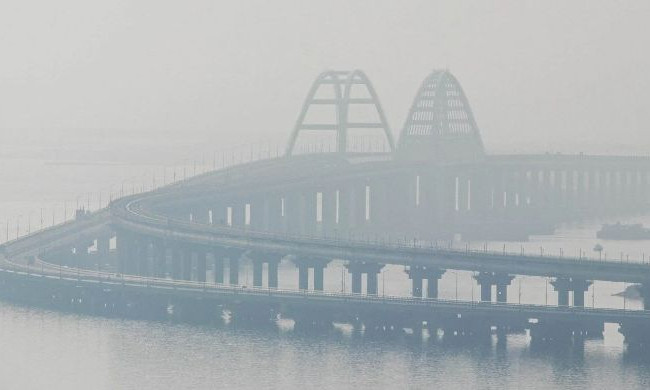 Возле Крымского моста образовались километровые пробки