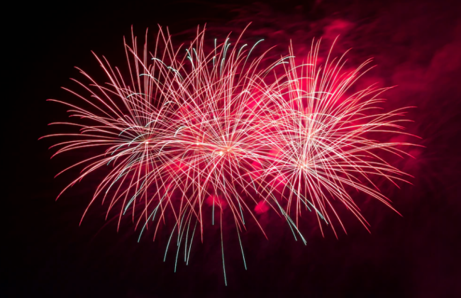 В Дарницком районе Киева во дворе дома неизвестные запустили фейерверки – делом занялась полиция