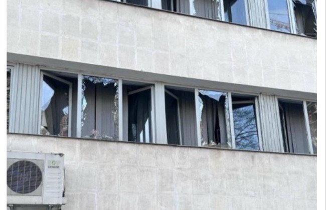 Вследствие удара по Киеву поврежден Дворец Украина, фото