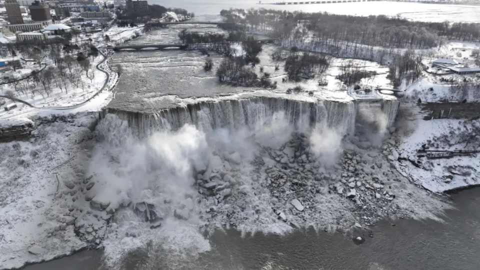Замерзший туман и слои льда – из-за морозов в США Ниагарский водопад превратился в «зимнюю страну чудес», фото