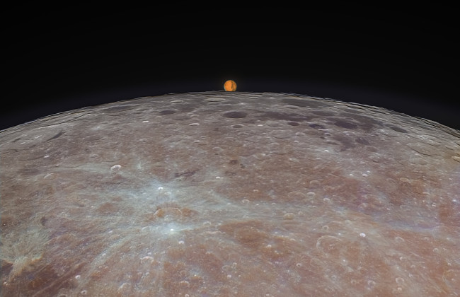 Астрофотограф поймал момент, когда Марс «выглядывает» из-за Луны