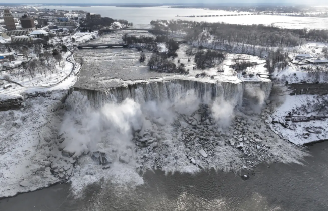 Замерзший туман и слои льда – из-за морозов в США Ниагарский водопад превратился в «зимнюю страну чудес», фото