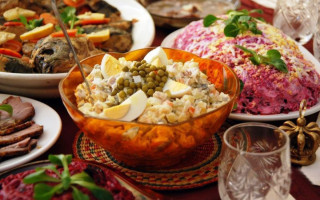 Скільки часу можна зберігати їжу після новорічного застілля