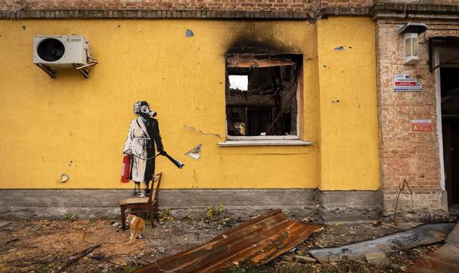 Пытался украсть граффити Бэнкси в Гостомеле: киевлянину сообщили о подозрении