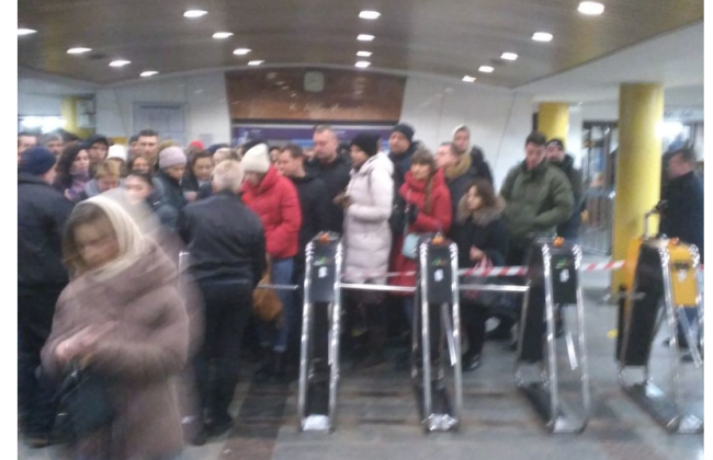 В Киеве произошел коллапс в метро: на станциях собрались огромные очереди, причина и фото