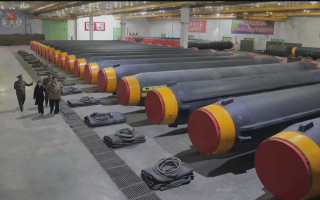 Ким Чен Ын провел осмотр склада с баллистическими ракетами вместе дочерью, фото