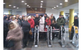 В Киеве произошел коллапс в метро: на станциях собрались огромные очереди, причина и фото