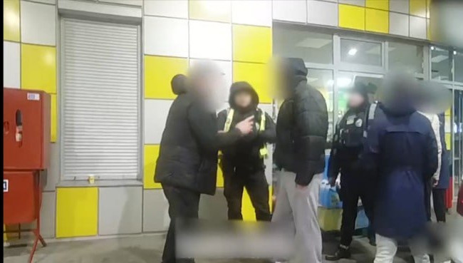 Зірвав нагрудну бодікамеру та пошкодив її, погрожував фізичною розправою: поліцейські розслідують напад на правоохоронців у Рокитному