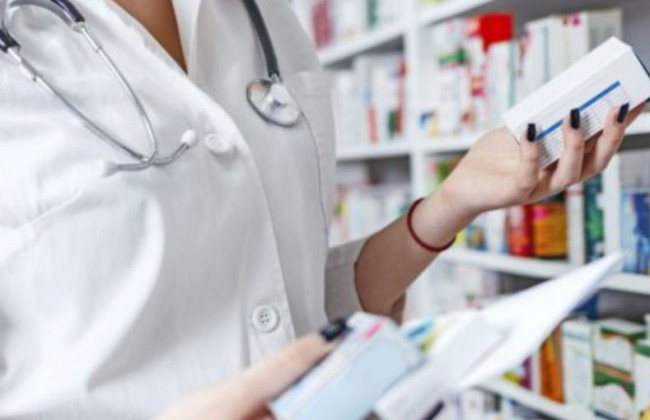 Кабмін тимчасово дозволив жінкам з дипломами медика та фармацевта не ставати на військовий облік для працевлаштування