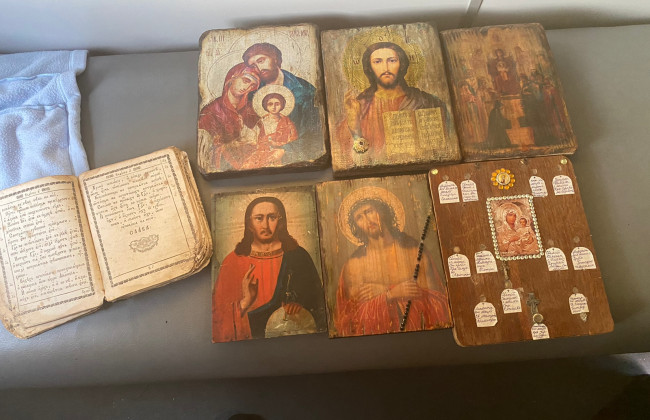 В дорожной сумке пассажира, который ехал в Польшу, обнаружили шесть старинных икон и книгу