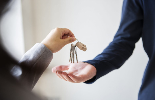 Вимагали $10 000 за оформлення права власності на квартиру: у Києві судитимуть забудовника