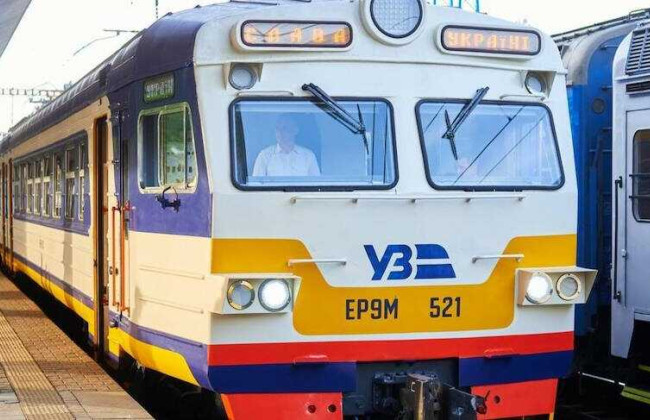У Київській міській електричці запрацювала оплата банківською карткою: список станцій