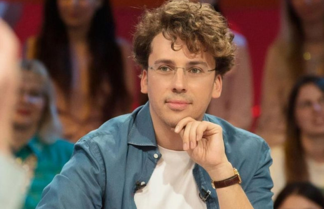 Максим Галкін на сцені в Дубаї вигукнув «Героям слава», відео