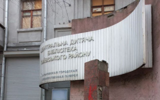 У Харкові демонтували пам’ятник радянському письменнику Островському, фото