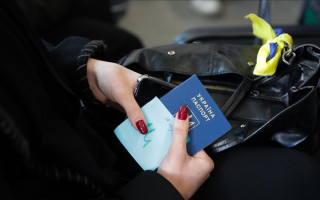 У Франції українським біженцям видаватимуть картки з грошима: деталі