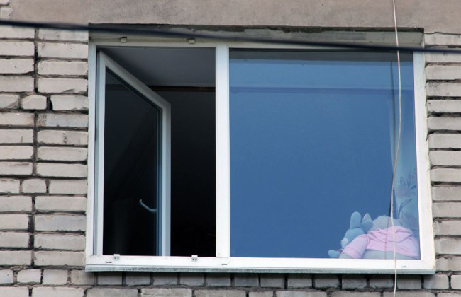 Трагедія у Києві: 16-річний хлопець випав з вікна квартири на 20 поверсі