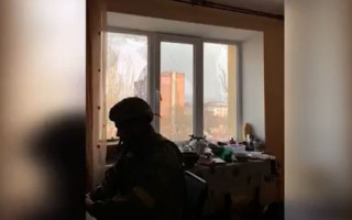 Український захисник зіграв на піаніно під звуки вибухів у Бахмуті: зворушливе відео