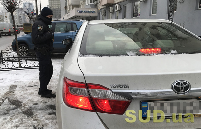 Пребывание лица в состоянии алкогольного опьянения рядом с его транспортным средством, которое не находится в состоянии движения, не образует состава правонарушения, предусмотренного ст. 130 КоАП – суд