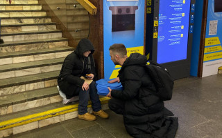 У метрополітені Києва з’явилися сидіння, на яких можна перечекати повітряну тривогу