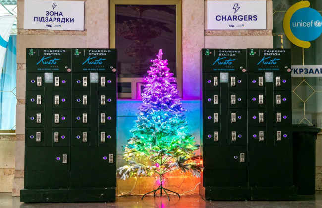 На залізничних вокзалах з'являться безкоштовні зарядні станції: перші з них встановили у Києві, фото