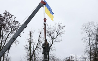 З центрального проспекту зник Ломоносов: у Дніпрі демонтували черговий пам'ятник, фото