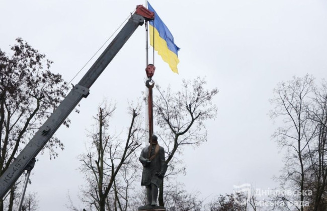 З центрального проспекту зник Ломоносов: у Дніпрі демонтували черговий пам'ятник, фото