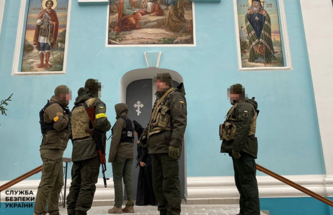 Президент призупинив громадянство 13 представників шести єпархій УПЦ МП – ЗМІ опублікували список