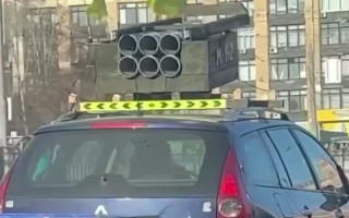У Харкові помітили унікальне авто з конструкцію у вигляді HIMARS, відео