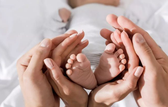 Як зареєструвати новонароджених українців за кордоном: роз’яснення Мінреінтеграції