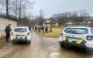 Відібрав 16 тисяч гривень: на Закарпатті чоловік пограбував колядників
