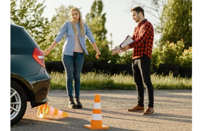 Дівчина провалила іспит на вміння керувати автомобілем, однак не погодилась з оцінкою екзаменатора: що вирішив суд