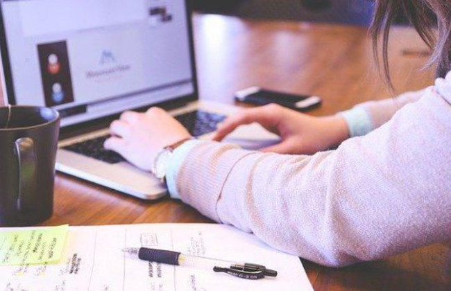 Учителя физкультуры, уволенного за прогул онлайн-уроков с нарушением закона, суд возобновил на работе