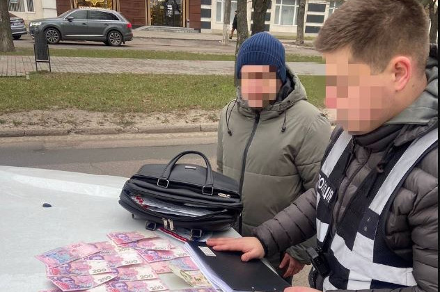 Организовывал переправу уклонистов за границу под видом волонтеров: в Киеве задержали мужчину