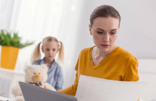 Якою податковою соціальною пільгою має право скористатися самотня мати