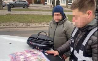 Організовував переправу ухилянтів за кордон під виглядом волонтерів: в Києві затримали чоловіка