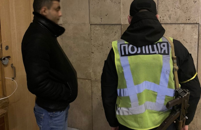 Бердичівчанка та вінничанин переправляли за кордон чоловіків призовного віку як багатодітних батьків