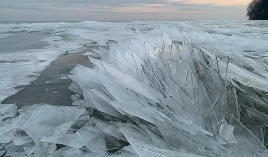 На берегу Киевского моря заметили «ледяных ежей»: фото природных скульптур