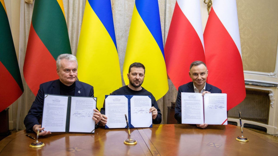 Зеленский во Львове встретился с президентами Литвы и Польши и подписал с ними совместную декларацию