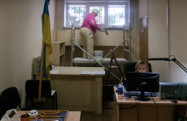 У Дарницькому районному суді міста Києва ліквідовано наслідки ракетного удару 25 лютого, фото