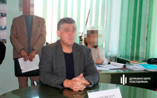 ДБР провело обшуки у зрадника із команди Сальдо, який втікаючи забув нагородний годинник від Путіна